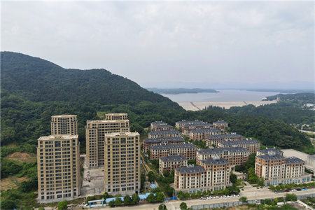 羊山中学旁，送车库价格可谈政和花园A区。证在手正常过户的